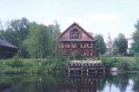 Кострома. Музей деревянного зодчества. Богатая изба. Пруд. (88,5 K)
