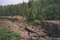 Карелия. Гирвас. Русло Суны, выше Поор-порога, пересохшее из-за строительства Гирвасской ГЭС. (110,3 K)