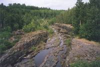 Карелия. Гирвас. Русло Суны, выше Поор-порога, пересохшее из-за строительства Гирвасской ГЭС. (105,6 K)